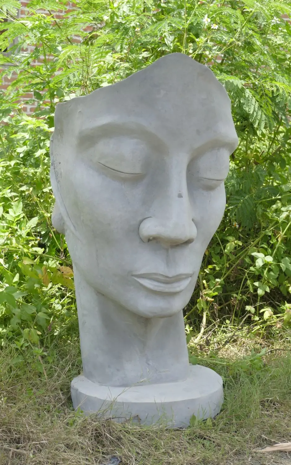 Product image 2 of the product “Dilan - Face looking to the left, 120 cm H | cast stone ”